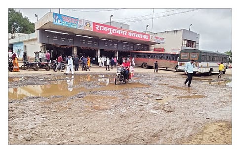 राजगुरुनगर बसस्थानक आगाराच्या ग्राउंडला पडलेले खड्डे व खड्ड्यात साचलेले पाणी.