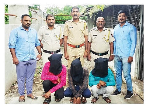 राशीन : अल्पवयीन मुलीला त्रास देणार्‍या तीन टवाळखोरांना कर्जत पोलिसांनी जेरबंद केले आहे.