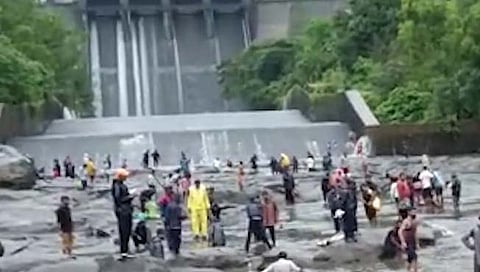  (Video) : चांदोली धरण क्षेत्रात पावसाचा जोर ओसरल्याने धरणाचे चारही दरवाजे बंद; मासे पकडण्यासाठी खवय्यांची गर्दी 