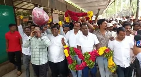 शिर्डी : साई मंदिरात हारफुलें नेण्याचा वाद पेटला; सुरक्षा रक्षक विक्रेत्यांमध्ये धुमश्चक्री (Video)