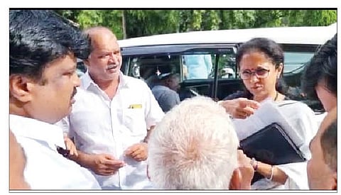 खासदार सुप्रिया सुळे यांना पंढरपूर महामार्ग रुंदीकरणाबाबत तक्रार करताना जेजुरीतील नागरिक.