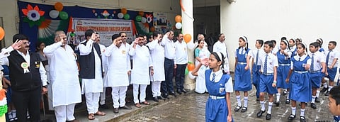 पिंपरी : स्वामी विवेकानंद स्कुल मध्ये शूरवीरांना मानवंदना