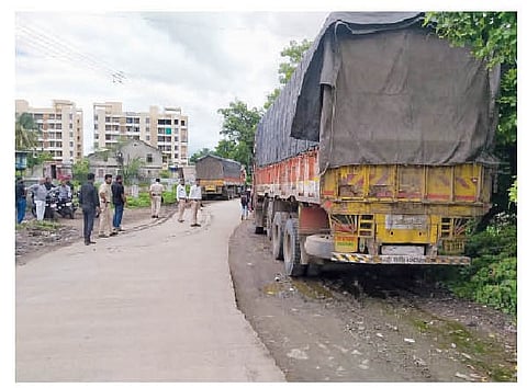 मंचर शहरातून जाणार्‍या जुन्या पुणे- नाशिक रस्त्यावर उभ्या ट्रकवर मंचर पोलिसांनी कारवाई केली.