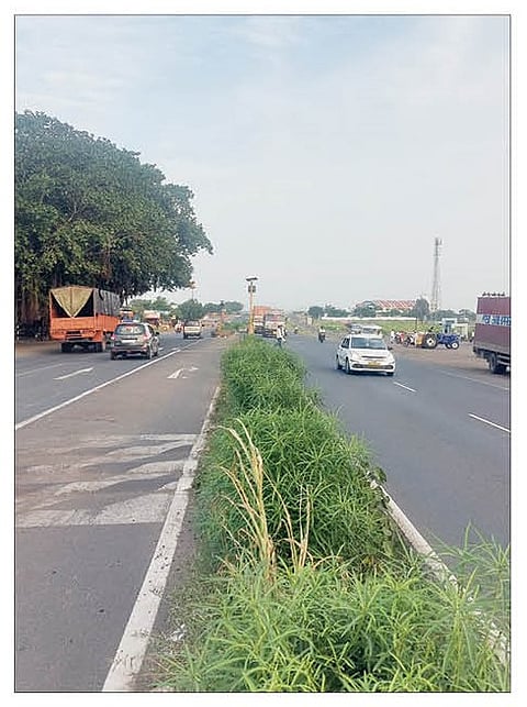 सोलापूर राष्ट्रीय महामार्गावर वरकुटे बुद्रुक येथे हायमास्टची गरज असणारा चौक.