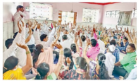 पिसर्वे येथील विशेष ग्रामसभेत हात उंचावत विधवा प्रथा मोडण्याच्या ठरावाला संमती देण्यात आली.