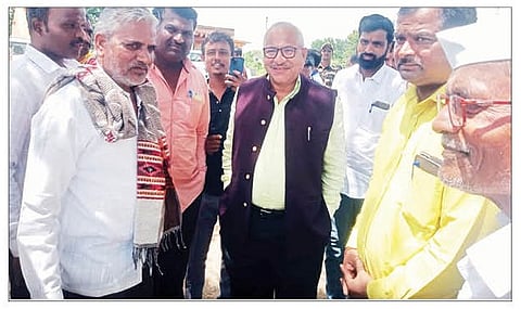 नगर : सावित्रीबाई फुले पुणे विद्यापीठ उपकेंद्राच्या जागेची पाहणी करताना उपकुलगुरु संजय सोनवणे.