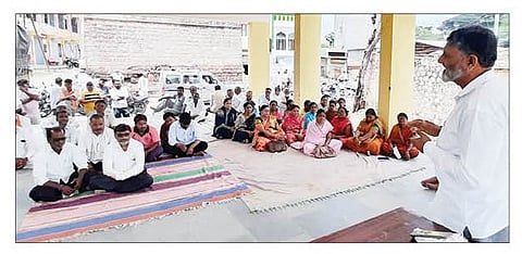 करंजी : ग्रामसभेत बोलताना अ‍ॅड. मिर्झा मणियार. (छाया : मयूर मुखेकर)