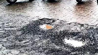 पिंपरी गावातील रस्त्यांवर खड्ड्यांचे साम्राज्य