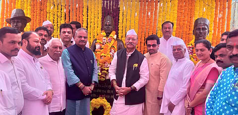 हुतात्मा राजगुरू यांच्या  ११४ व्या  जयंती निमित्त पुतळ्याला अभिवादन करताना खासदार श्रीनिवास पाटील,शिरूर चे खासदार डॉ. अमोल कोल्हे, माजी खासदार शिवाजीराव आढळराव पाटील