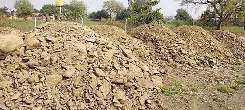 पाटस गावात टाकण्यात येत असलेल्या मुरमातही राजकारण