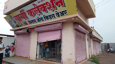 मांडवगण फराटा या ठिकाणी मध्य रात्री १३ दुकाने चोरटयांनी फोडली