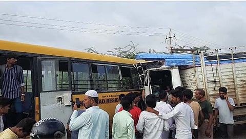 कॉलेज बसला अपघात