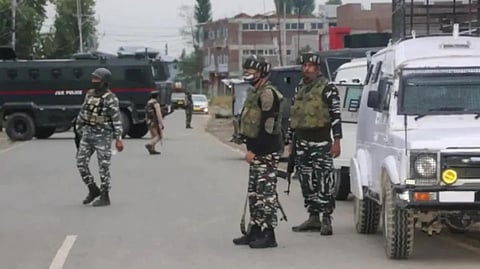 Grenade Terror Attack : स्वातंत्र्य दिनापूर्वी दहशतवाद्यांचा ग्रेनेड हल्ला, कुलगाममध्ये पोलीस शहीद