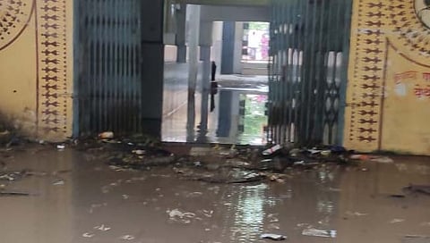 औरंगाबाद : प्राथमिक आरोग्य केंद्रात पाणी शिरल्यामुळे रूग्णांच्या जिवाला धोका