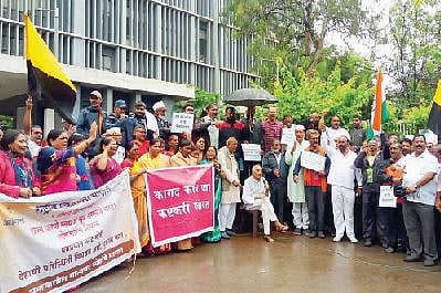 मोदींनी संविधानाची कास धरावी : बाबा आढाव