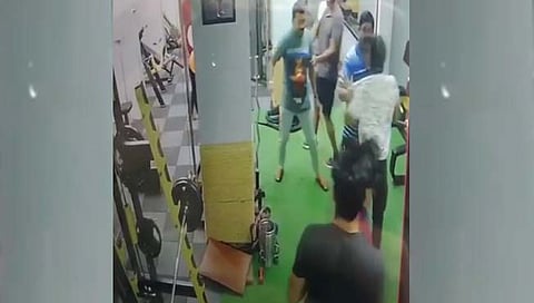 ठाणे : राष्ट्रवादी-भाजपचे कार्यकर्ते एकमेकांना भिडले (व्हिडिओ)