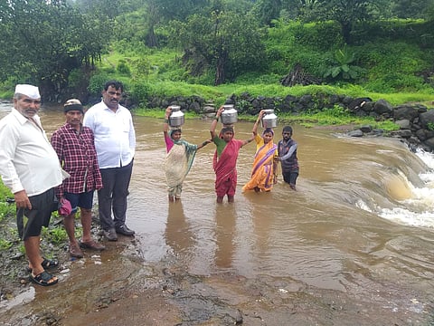पुरातुन तोल संभाळत गेल्यावर मिळते हंडाभर पाणी, जावळेवाडीच्या आदिवासी भागातील चित्र