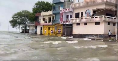 Uttar Pradesh : प्रयागराजमध्ये गंगा-यमुनेचे पाणी निवासी भागात शिरले (पाहा व्हिडिओ)