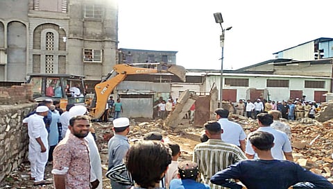 मालेगाव : हीच ती भिंत ज्याखाली तीन बालके दबली होती.