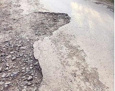 ढोरजळगाव : रस्त्यावरील खड्डा मृत्यूचा सापळा, सार्वजनिक बांधकाम विभागाच्या दुर्लक्षाने ग्रामस्थ संतप्त