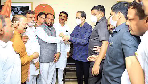 सिन्नर : डॉ. रवींद्र पवार, भारत कोकाटे यांना शिवबंधन बांधताना शिवसेना पक्षप्रमुख उद्धव ठाकरे. समवेत खासदार अरविंद सावंत, जिल्हाप्रमुख विजय करंजकर, माजी मंत्री बबनराव घोलप, माजी आमदार राजाभाऊ वाजे आदी.