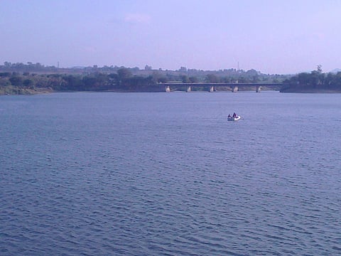 येसवडी तलाव कुकडीच्या पाण्याने ओव्हरफ्लो