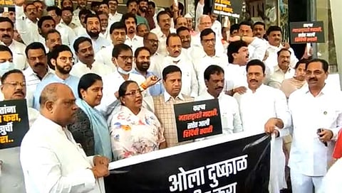 खोके घेऊन ओके झालेल्या सरकारचा धिक्कार असो! विरोधकांचा शिंदे-फडणवीस सरकारवर हल्लाबोल