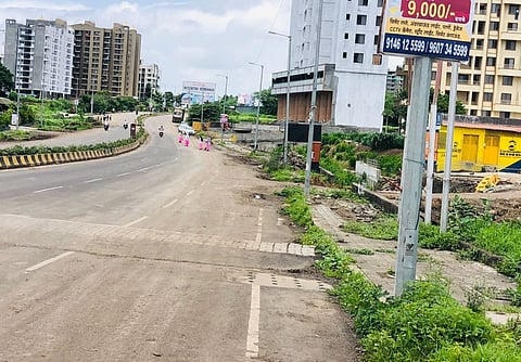 चर्‍होलीत वाढलेल्या झुडपांकडे दुर्लक्ष