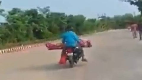 Shocking Video : आईचा मृतदेह दुचाकीला बांधून मुलांचा ८० किमी प्रवास!