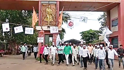 सटाणा : कांदादराकडे शासनाचे लक्ष वेधण्यासाठी ‘प्रहार’च्या वतीने छेडण्यात आलेले कांदाहंडी व रास्ता रोकोप्रसंगी काढण्यात आलेली फेरी.(छाया : सुरेश बच्छाव)