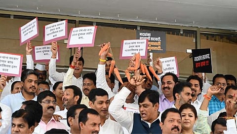 गाजर देणे बंद करा… ओला दुष्काळ जाहीर करा : विरोधी पक्षांच्‍या आमदारांची विधानभवनात घोषणाबाजी