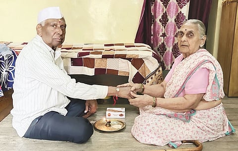 सारी उमर हमे संग रहेना है..! रक्षाबंधनाचा अमृत महोत्सव साजरा करणारी 80 वर्षीय भावंडे