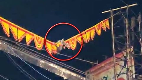 उल्हासनगर : नशेबाज तरुणाने दहीहंडीच्या दोरीवर लटकत जात फोडली दहीहंडी