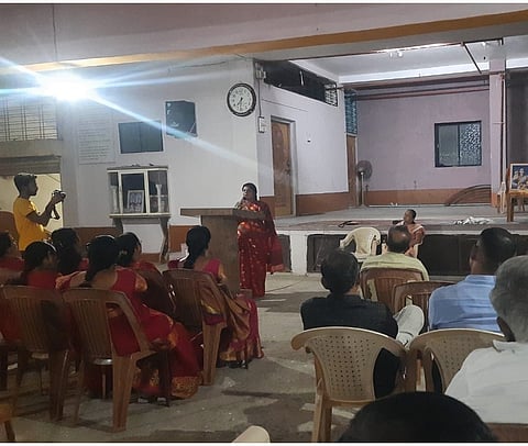 पिंपळनेर :'जागर स्त्री शक्तीचा' अभियानाअंतर्गत पहिले पुष्प गुंफतांना जिल्हा प्रधान डॉ. प्रतिभा देशमुख-चौरे. (छाया: अंबादास बेनुस्कर)