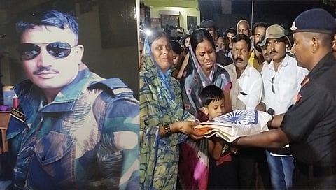 देवळा : भऊर देवळा येथील भऊरचे जवान अविनाश पवार यांच्या कुटुंबियांकडे राष्ट्रध्वज देताना सैन्यदलाचे कर्मचारी. (छाया: सोमनाथ जगताप).