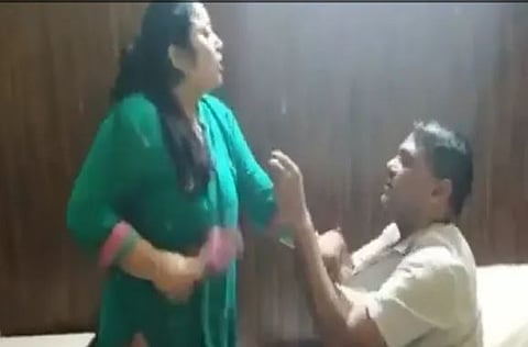 Agra News Viral video | हॉटेलमध्ये पतीचा गर्लफ्रेंडसोबत रोमान्स, पत्नी तिथे पोहचली अन् चप्पलनं धू धू धुलाई…