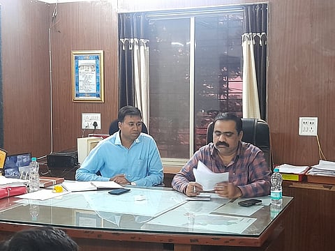 नांदगाव : शासकीय अधिकाऱ्यांच्या आढावा बैठकीत मार्गदर्शन करताना आमदार सुहास कांदे. समवेत तहसीलदार डॉ. सिद्धार्थ मोरे आदी.  (छाया: सचिन बैरागी)