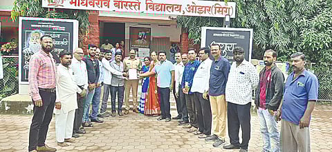 ओझर : पोलिस निरीक्षक अशोक रहाटे यांना निवेदन देताना प्रकाश महाले, नितीन काळे व पालक. (छाया : मनोज कावळे)