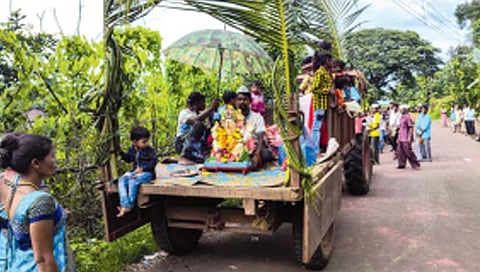 पालघर : गणपती बाप्पांसह गौराईंना निरोप