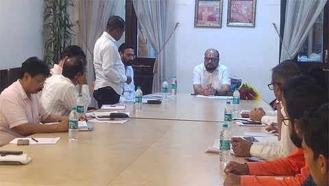 जळगाव : राज्याचे पाणी पुरवठा व स्वच्छता मंत्री ना. गुलाबराव पाटील यांच्या उपस्थितीत घेण्यात आलेल्या आढावा बैठकप्रसंगी उपस्थित जिल्हाधिकार्‍यांसह कृषी व विमा कंपनी अधिकारी. (छाया: चेतन चौधरी)