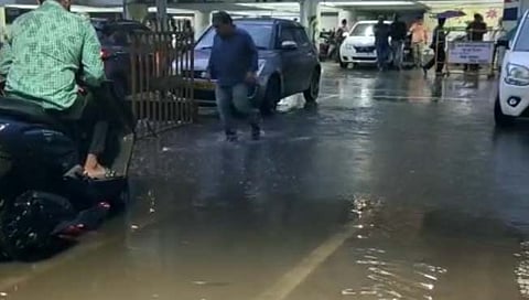 कल्याण-डोंबिवलीत मुसळधार; मध्य रेल्वेला फटका, चाकरमान्यांची उडाली तारांबळ