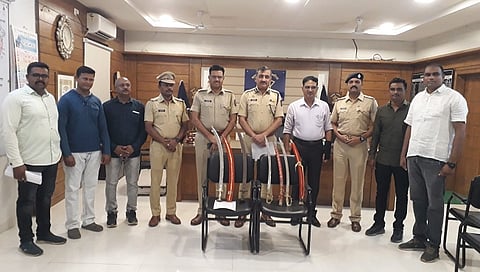 धुळे : हत्यार घेऊन जाणारे टोळके तालुका पोलिसांच्या ताब्यात; चार तलवारी जप्त