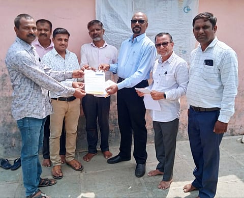 नांदगाव : दिव्यांगांना युनीक कार्डाचे वाटप करताना गटविकास अधिकारी गणेश चौधरी. समवेत देवीप्रसाद मांडवडे, सुनिल खैरणार आदी पदाधिकारी. (छाया: सचिन बैरागी)