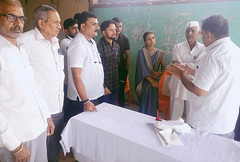 पळसे : येथे राष्ट्रवादी युवक काँग्रेस आयोजित लम्पी त्वचारोग शिबीरात मार्गदर्शन करताना पशुवैद्यकीय अधिकारी डॉ. सोमनाथ चव्हाण. समवेत राष्ट्रवादी युवक काँग्रेसचे तालुकाध्यक्ष गणेश गायधनी, सरपंच प्रिया गायधनी बबन थेटे आदींसह शेतकरी (छाया: उमेश देशमुख)