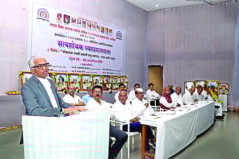 नाशिक : सत्यशोधक व्याख्यानमालेचे पहिले पुष्प गुंफताना महाराष्ट्रातील नामवंत वक्ते अ‍ॅड. संभाजीराव मोहिते. समवेत मान्यवर.