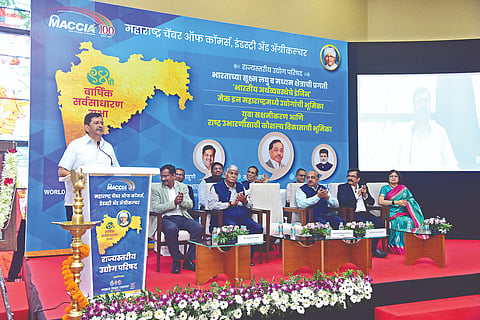 नाशिक : कौशल्यविकास परिषदेत दीप प्रज्वलन करताना ना. मंगलप्रभात लोढा. समवेत ललित गांधी, करुणाकर शेट्टी, शुभांगी तिरोडकर, सुधाकर देशमुख, विजय कलंत्री आदी.