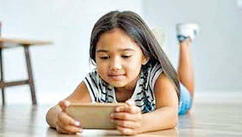 स्मार्ट फोनच्या अतिवापरामुळे मुले होतात तणावग्रस्त