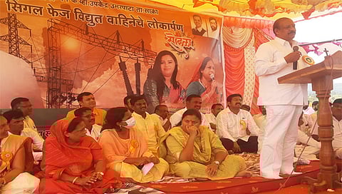 धुळे : उमरपाटा येथे सिंगल फेसिंग लाइटचा लोकार्पण सोहळ्याप्रसंगी बोलताना राज्याचे आदिवासी विकास मंत्री डॉ. विजयकुमार गावित. समवेत आदी मान्यवर. (छाया: यशवंत हरणे) 