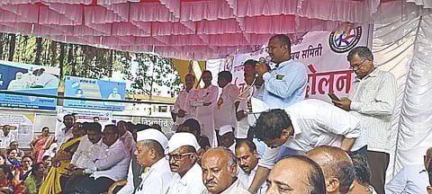 नाशिक : शिक्षण उपसंचालक कार्यालयासमोरील आंदोलनात बोलताना सुरेश खांडबहाले. समवेत मनसे शिक्षक संघटनेचे पदाधिकारी.