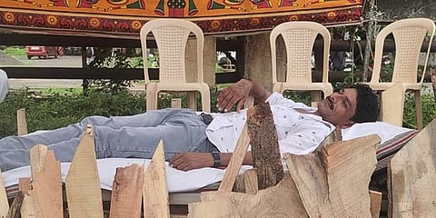 जळगाव : तहसिलदाराच्या नियुक्तीसाठी सरणावर झाेपून उपोषण करताना रहिवासी प्रमोद धामोडे. (छाया: चेतन चौधरी)